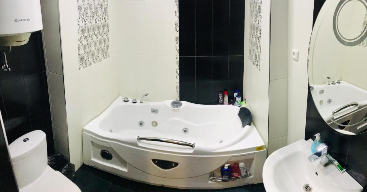 Luxury Apartment With Jacuzzi On Republic Square Ereván Exterior foto